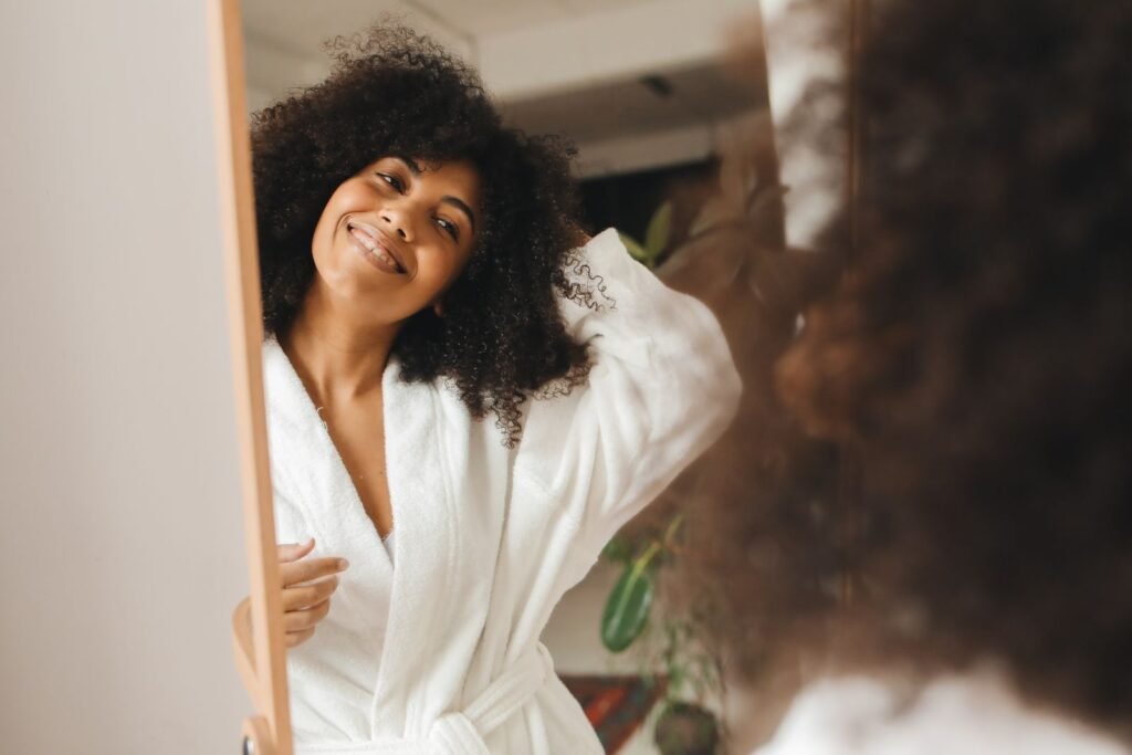 Femme souriante en peignoir chez elle