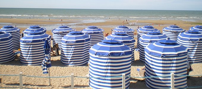 Photo d'archive : cabines de plage rayées sur le sable à Cabourg
