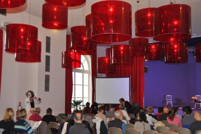 Photo d'archive de la salle du festival avec le public installé face à l'écran