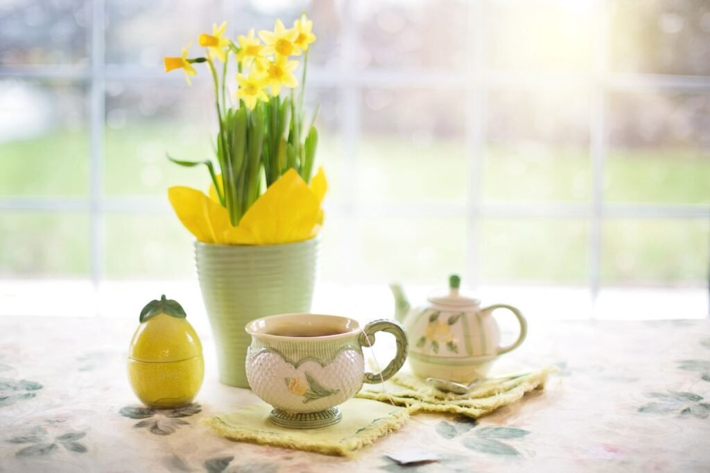 Théière et tasse de thé au soleil du matin