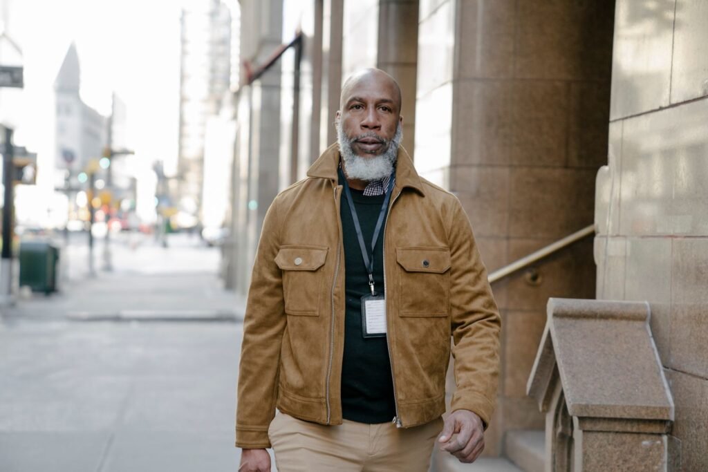 Homme qui marche avec assurance en ville