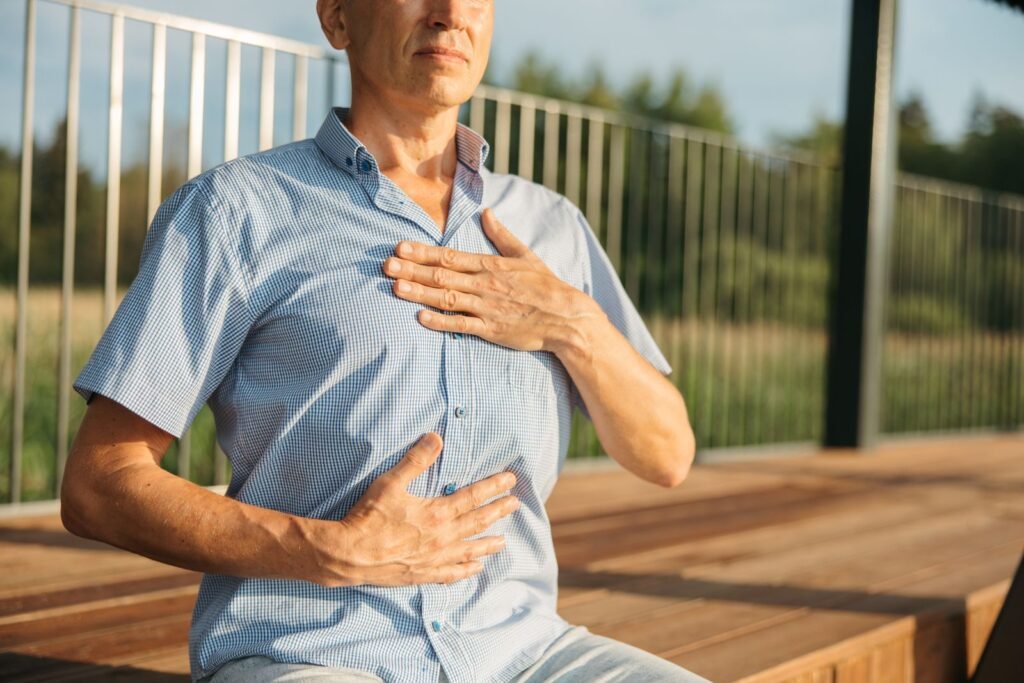 Personne qui pratique la relaxation, mains sur la poitrine et le ventre