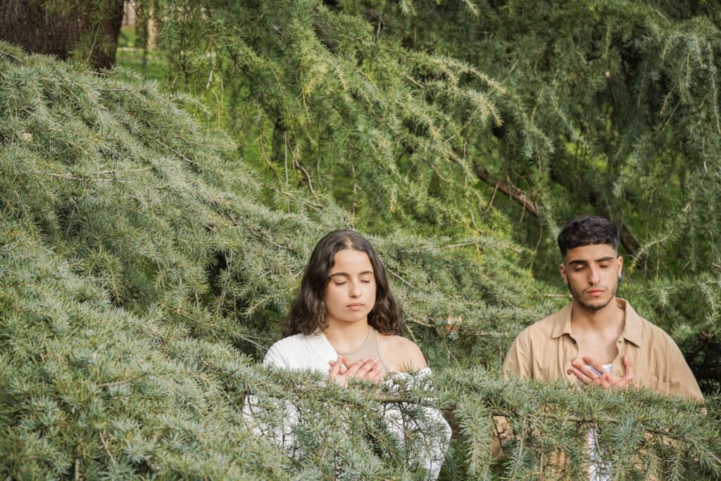 Couple qui médite au milieu de la verdure