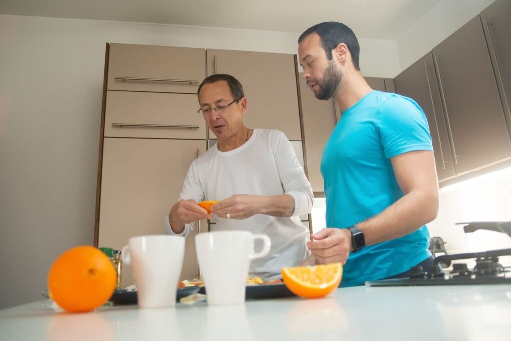 Deux personnes qui préparent le petit-déjeuner ensemble dans une cuisine moderne