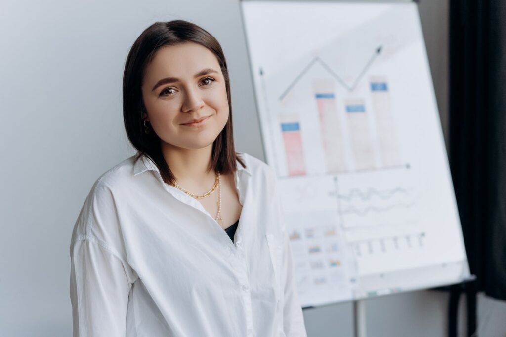 Femme souriante qui présente des graphiques sur un paperboard