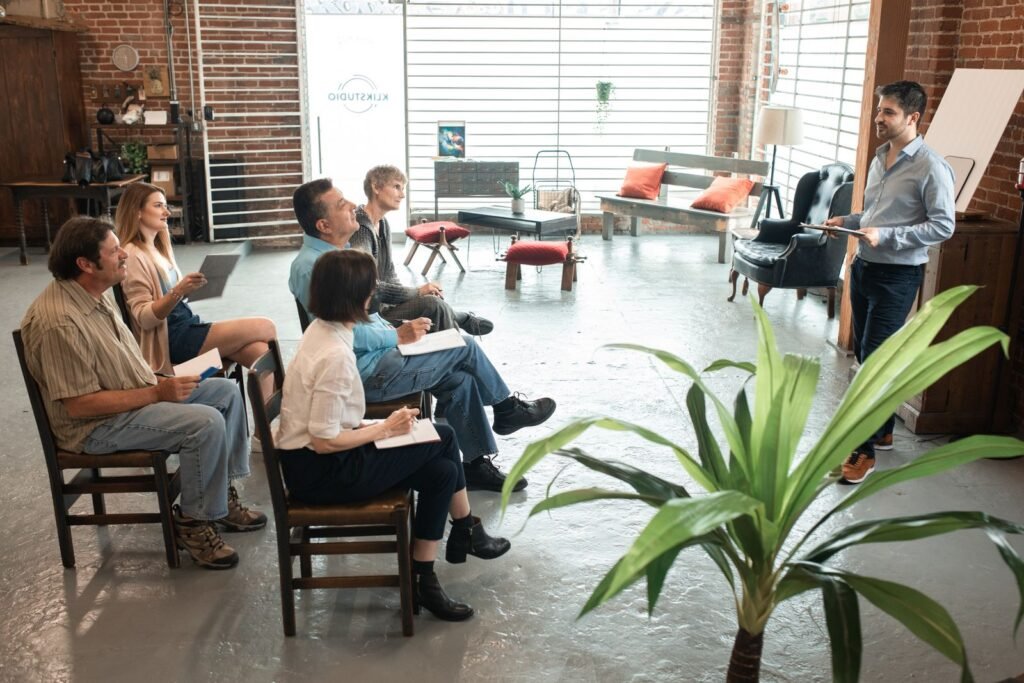 Groupe d'adultes divers participant à un atelier dans un loft