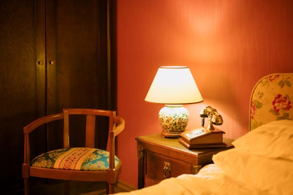 Intérieur de chambre chaleureux avec une lampe et un fauteuil