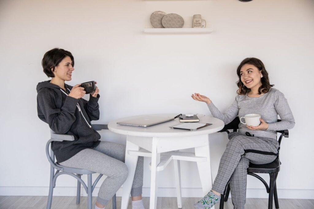 Deux femmes qui discutent autour d'un café