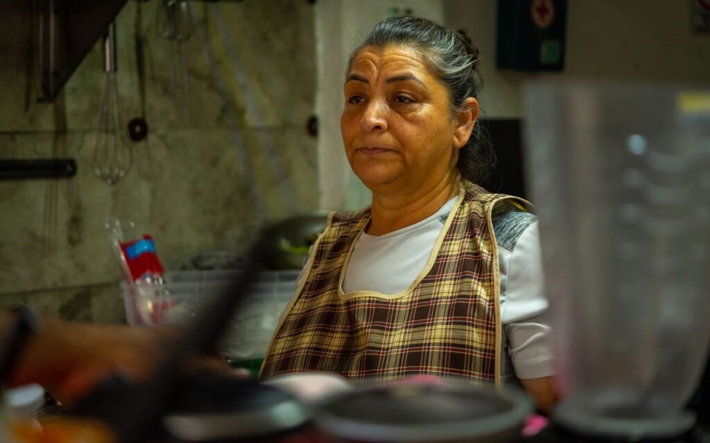 Femme pensive en tablier dans sa cuisine