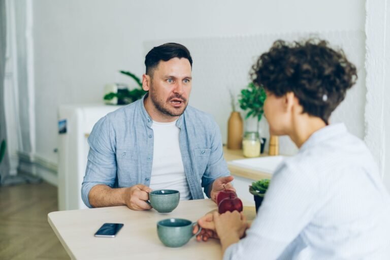 Couple qui discute calmement à la table de la cuisine