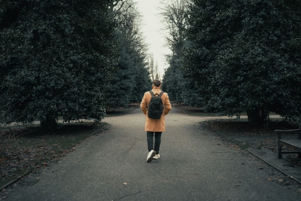 Marche solitaire sur un chemin en automne