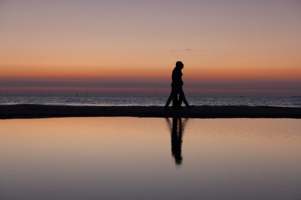 Promenade de couple au coucher du soleil