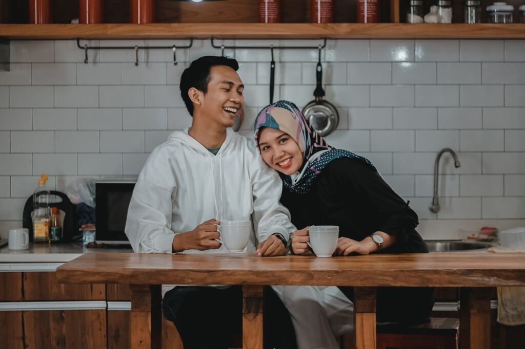 Couple complice en cuisine