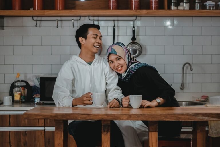 Couple complice en cuisine