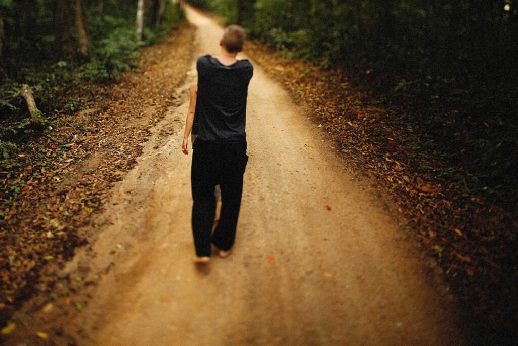 S'eloigner sur un chemin