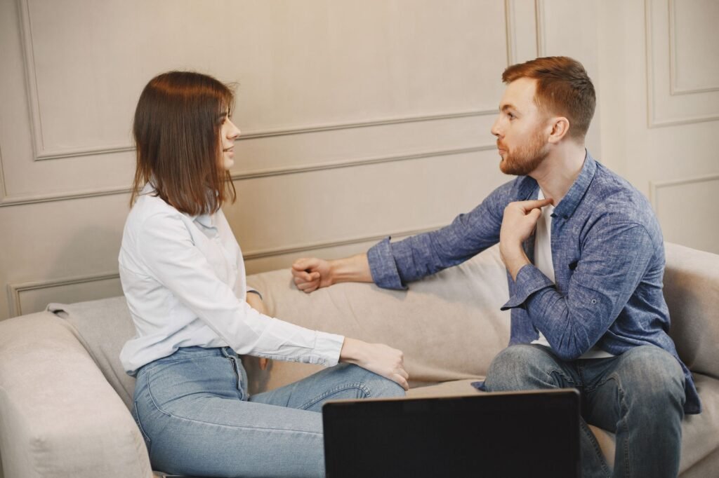 Mise au point en couple dans le salon