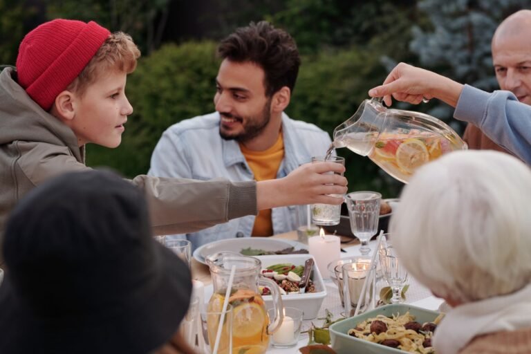 Repas de famille autour de la table