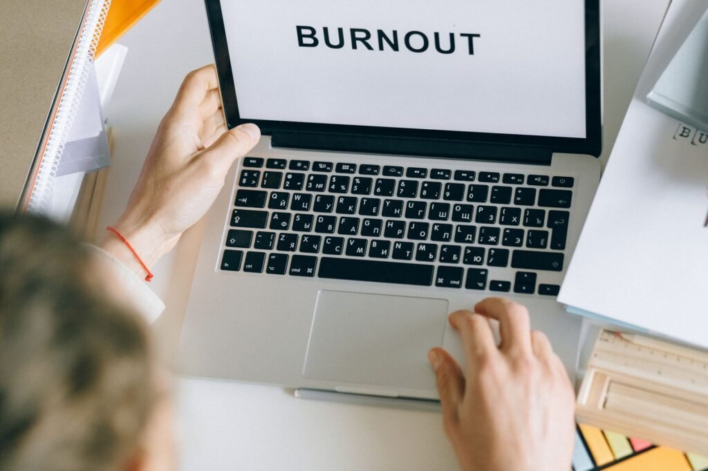 Fatigue au bureau devant un ordinateur