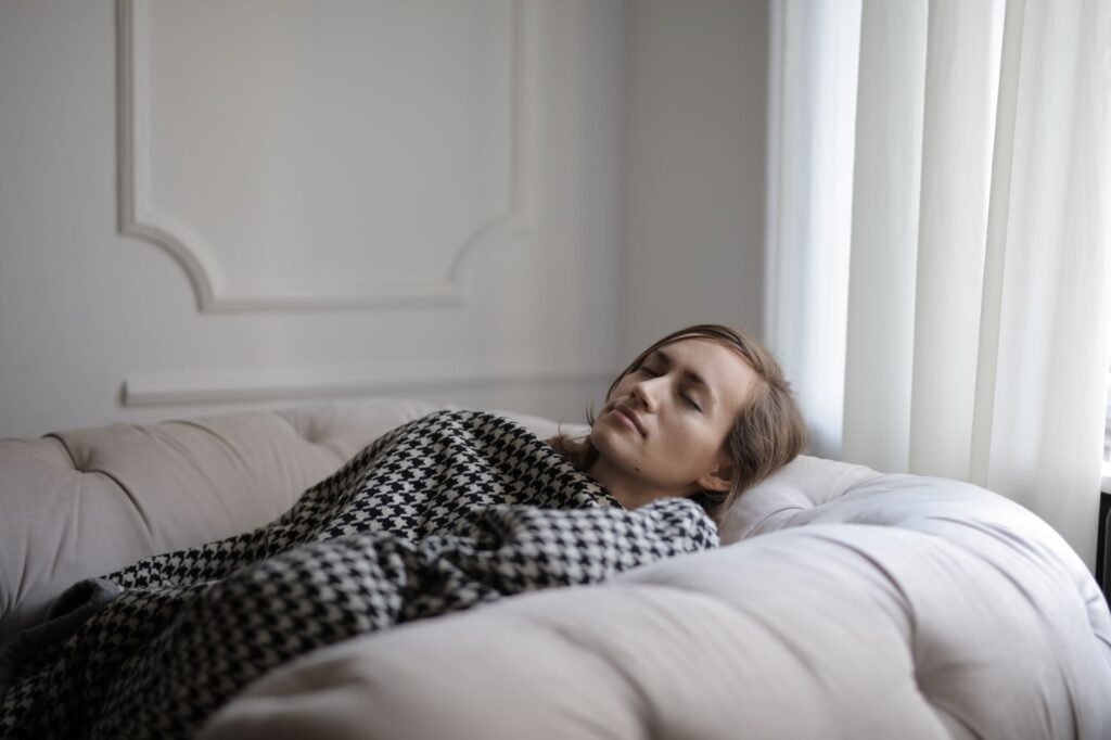 Repos sur un canape sous un plaid