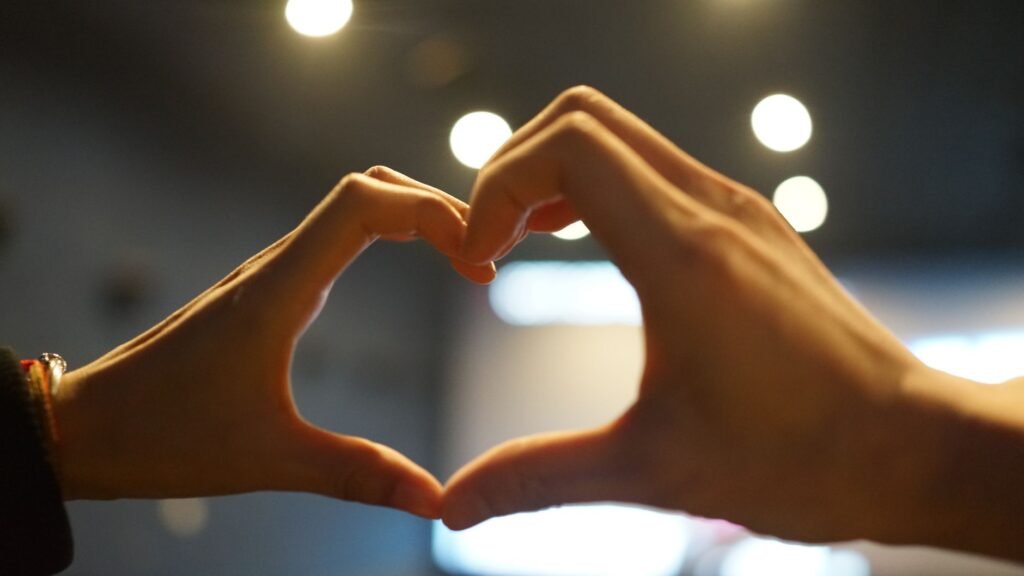 Mains posees sur le coeur