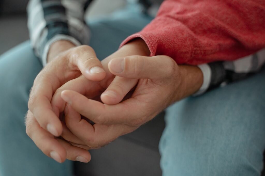 Mains serrees en signe de reassurance