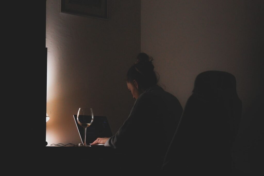 Travail tardif devant l'ecran