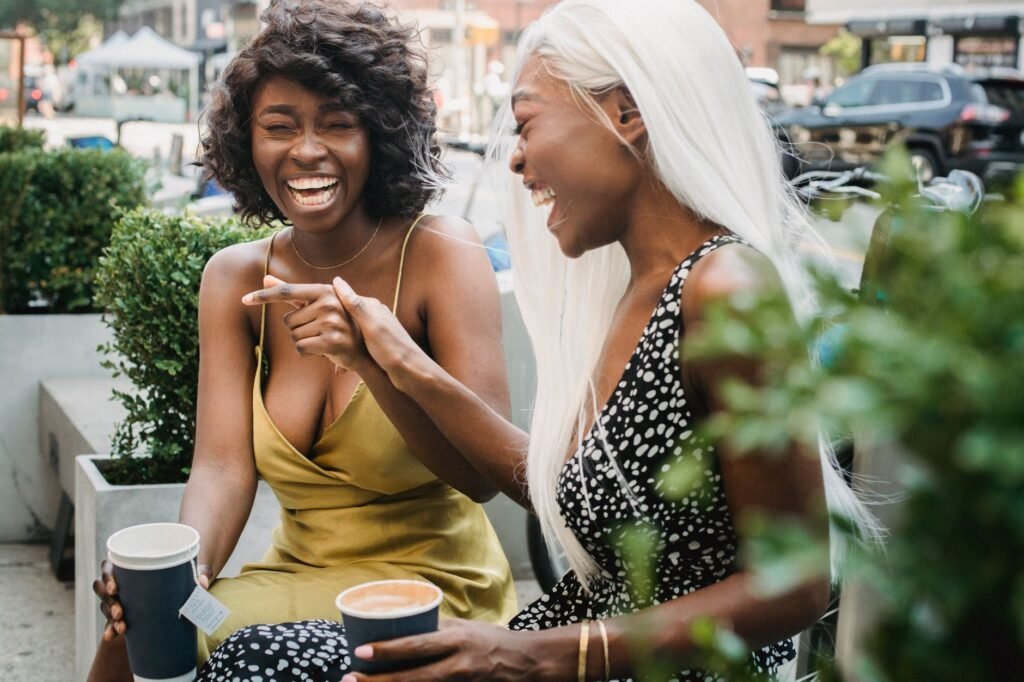 Conversation entre amies en terrasse