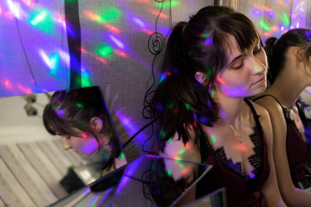 Reflet songeur dans un miroir