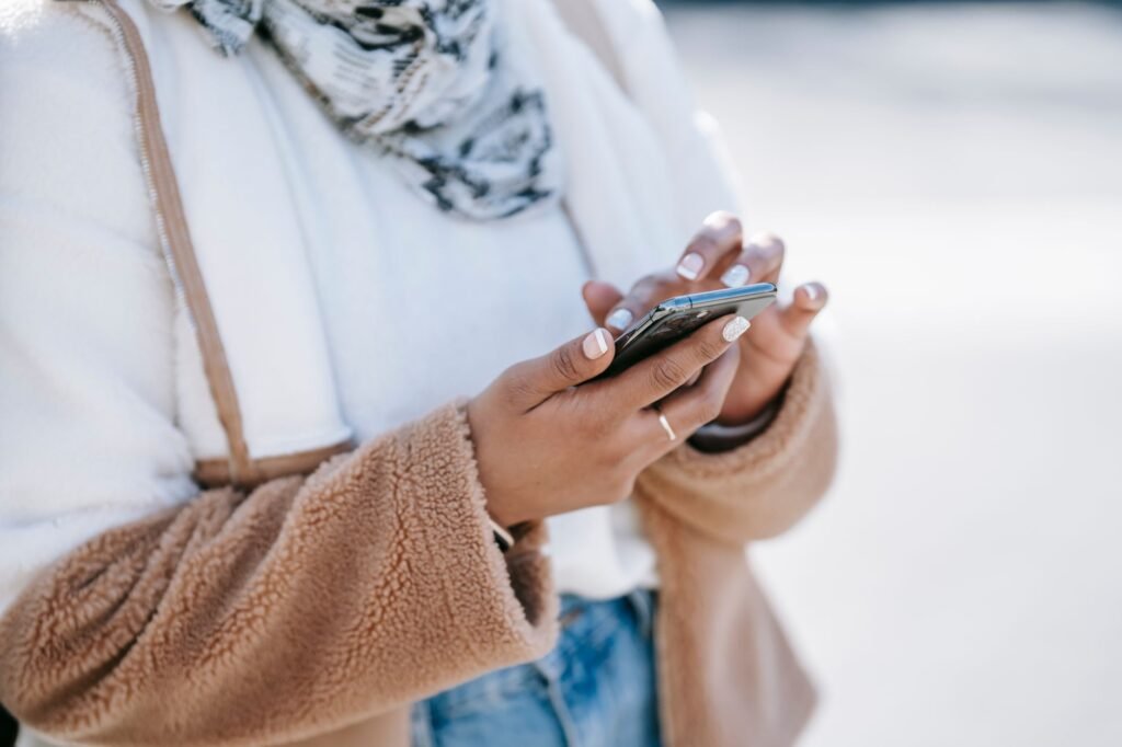 Fil de reseaux sociaux sur un telephone