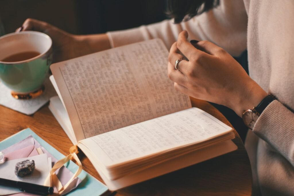 Écrire dans un journal de gratitude avec un café