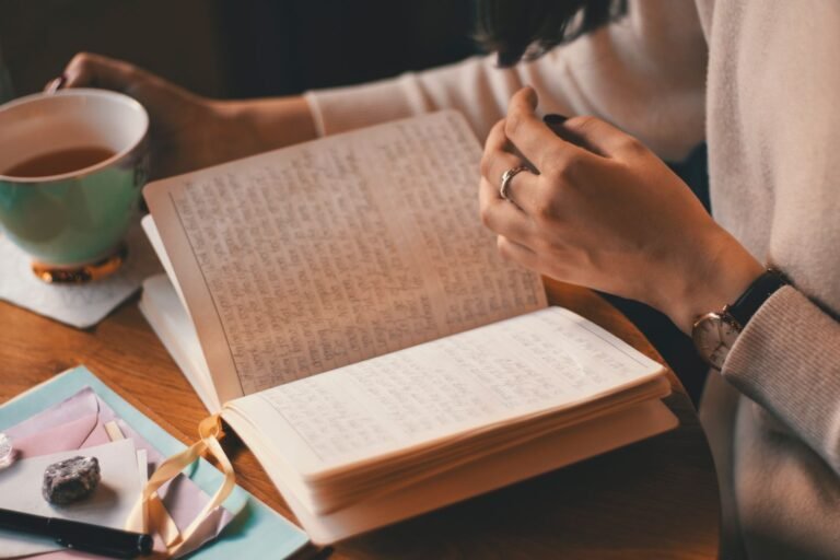 Écrire dans un journal de gratitude avec un café