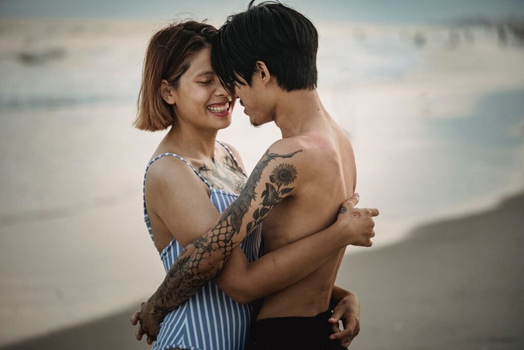 Couple enlacé au bord de la mer