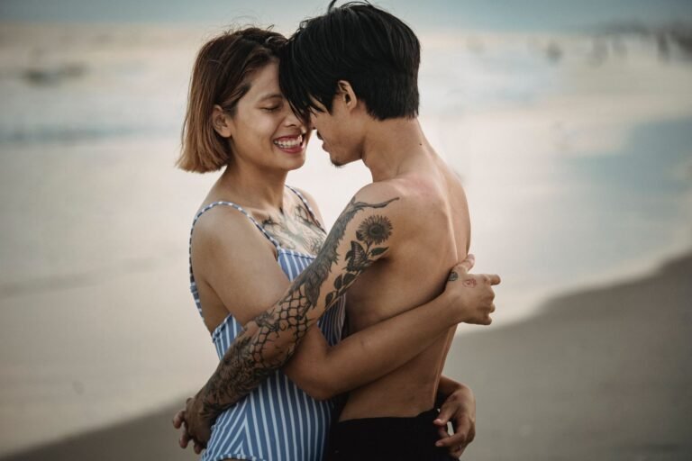 Couple enlacé au bord de la mer